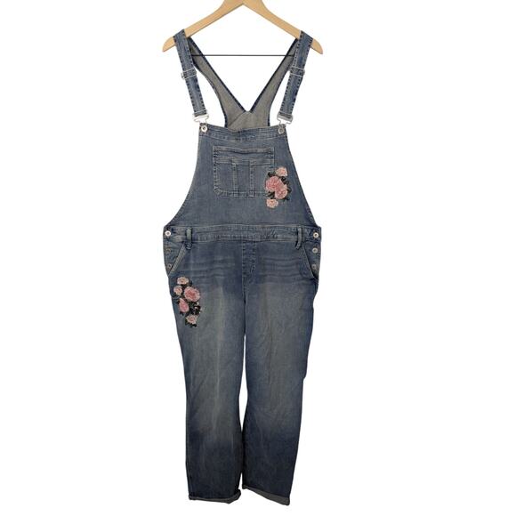 NWT Torrid Floral Embroidered Vintage Stretch Crop Overalls in Medium Wash - Picture 2 of 9